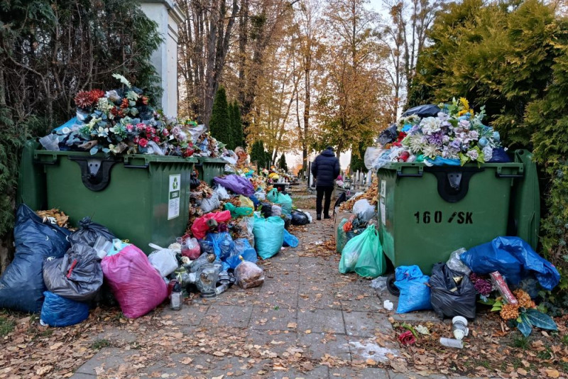 zdjęcie wyróżniające Znicze, które gasną po kilku dniach, zostawiają po sobie ślad na setki lat